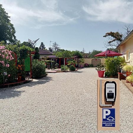 Une Pause Quelque Part Avec Recharge Pour Voiture Electrique Saint-Medard-de-Guizieres Ngoại thất bức ảnh