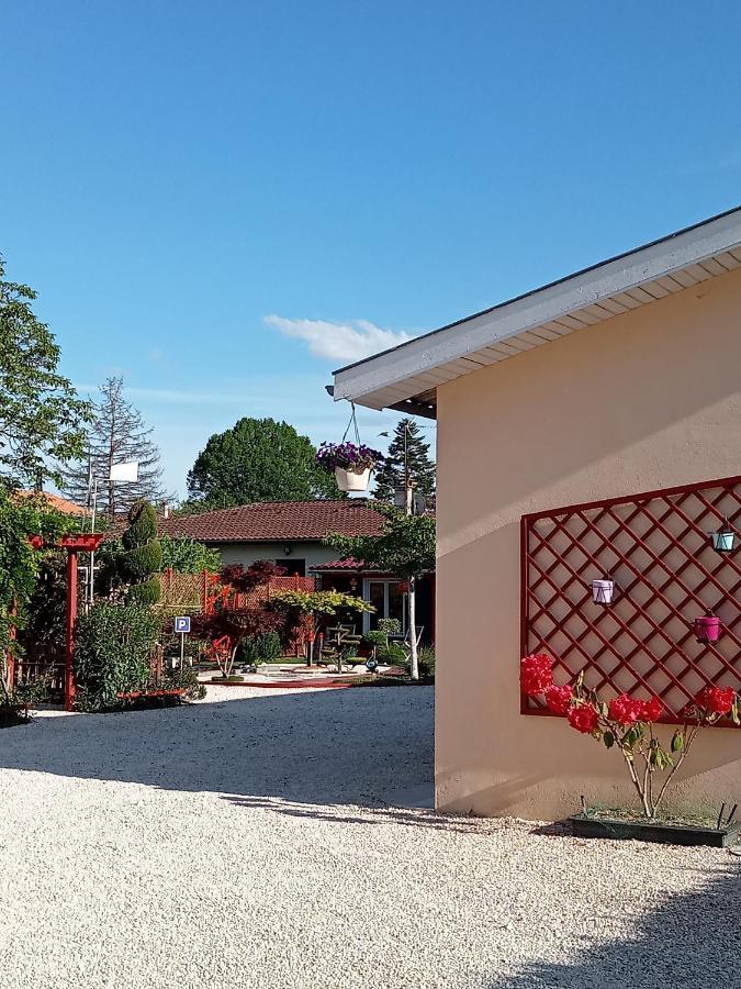 Une Pause Quelque Part Avec Recharge Pour Voiture Electrique Saint-Medard-de-Guizieres Ngoại thất bức ảnh