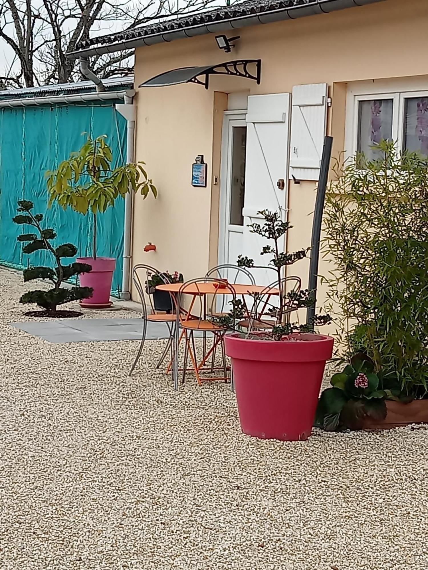 Une Pause Quelque Part Avec Recharge Pour Voiture Electrique Saint-Medard-de-Guizieres Ngoại thất bức ảnh