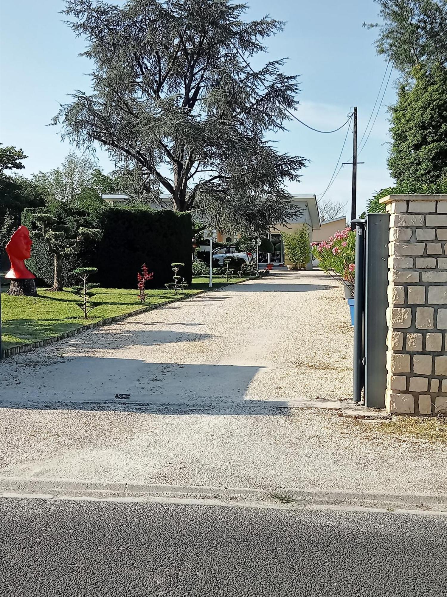 Une Pause Quelque Part Avec Recharge Pour Voiture Electrique Saint-Medard-de-Guizieres Ngoại thất bức ảnh