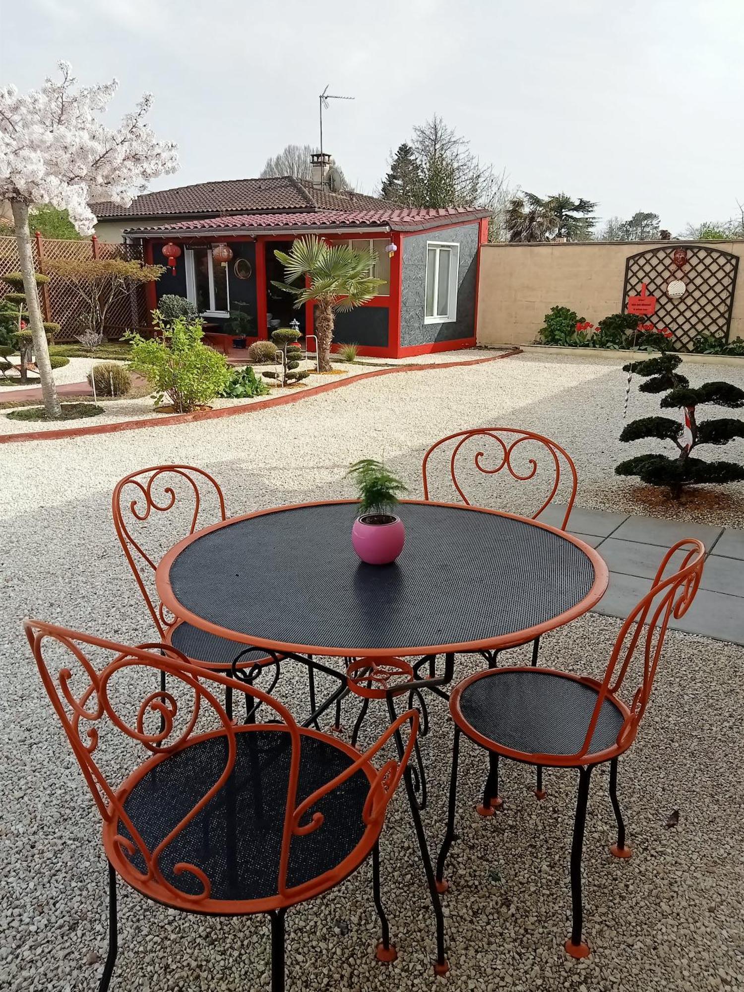 Une Pause Quelque Part Avec Recharge Pour Voiture Electrique Saint-Medard-de-Guizieres Ngoại thất bức ảnh