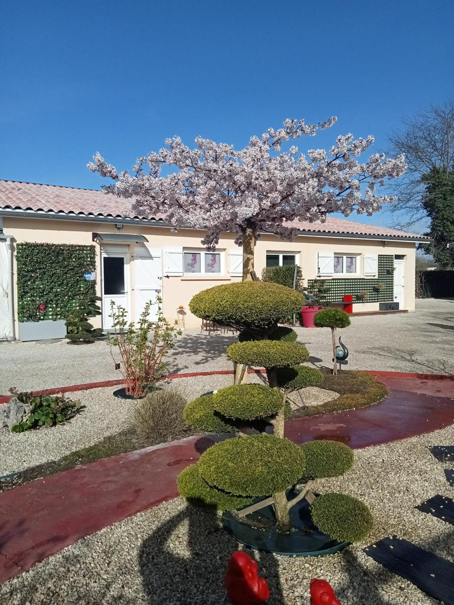 Une Pause Quelque Part Avec Recharge Pour Voiture Electrique Saint-Medard-de-Guizieres Ngoại thất bức ảnh